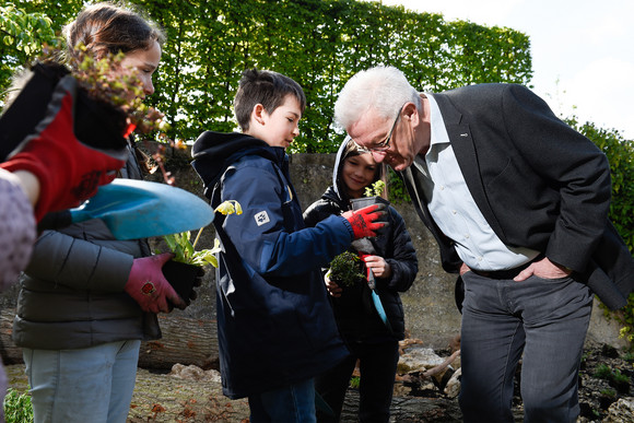 Artenschutz „Europa Minigärtner“ im Garten des Clay-Hauses Ministerpräsident Winfried Kretschmann (r.) mit „Europa Minigärtnern“ im Garten des Clay-Hauses