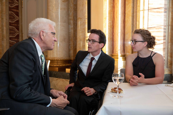Sport Kretschmann empfängt Olympioniken und Paralympioniken Ministerpräsident Winfried Kretschmann (l.) im Gespräch mit Martin Fleig (M.)