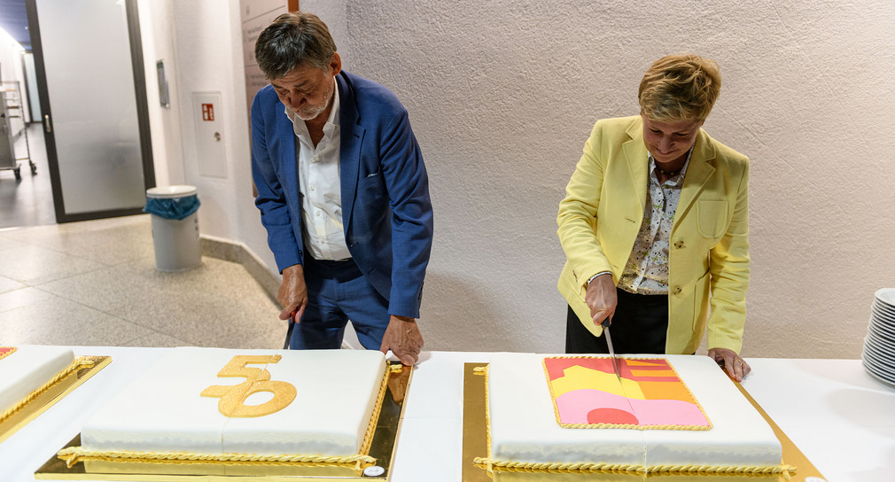 LAD-Präsident Prof. Dr. Claus Wolf und Ministerin Nicole Razavi MdL schneiden die Torte beim Festakt an