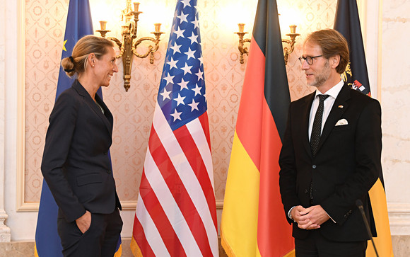 Austausch Stegmann empfängt Direktorin des Aspen Institut Staatsminister Dr. Florian Stegmann (r.) und die Direktorin des Aspen Institut Deutschland, Dr. Stormy-Annika Mildner (l.)