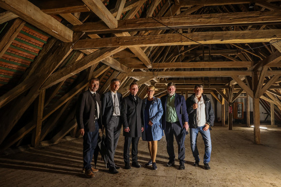 Die Denkmalreise startete Staatssekretärin Lindlohr am zweiten Tag in Eberdingen-Hochdorf, wo am Schlossgut Hochdorf historische Bausubstanz mit großer Sorgfalt in eine neue Nutzung überführt wird.