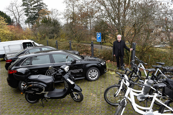 Dienstfahrzeugflotte Staatsministerium setzt auf alternative Antriebe Staatsminister Klaus-Peter Murawski bei der Vorstellung der Dienstfahrzeugflotte mit alternativem Antrieb des Staatsministeriums