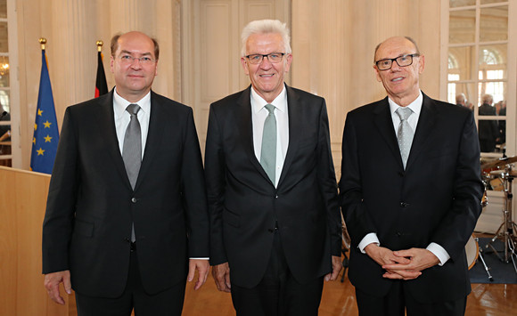 Justiz Eberhard Stilz als Präsident des Verfassungsgerichtshofs verabschiedet Dr. Malte Graßhof (l.), Ministerpräsident Winfried Kretschmann (M.) und Eberhard Stilz (r.)