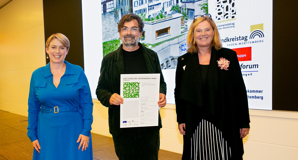 Preisverleihung Flächenrecyclingpreis 2022 mit Staatssekretärin Andrea Lindlohr MdL (l.). Der Sonderpreis ging an den Umbau und Anbau eines Wohn- und Geschäftsgebäudes in Tübingen.