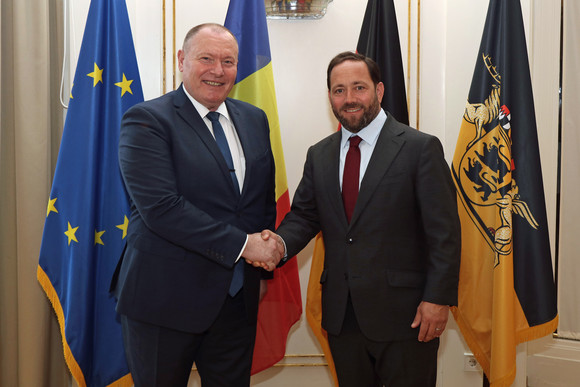 Besuch Hassler empfängt Botschafter von Moldau Staatssekretär Florian Hassler (rechts) und der Botschafter der Republik Moldau, Aureliu Ciocoi (links), stehen vor Fahnen und geben sich die Hand.