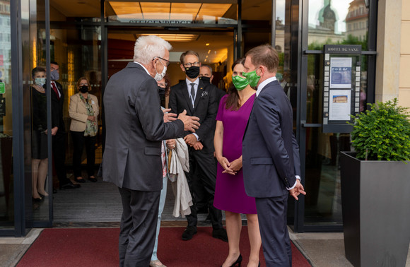 Reise Kretschmann besucht Sachsen Ministerpräsident Winfried Kretschmann (l.), seine Frau Gerlinde Kretschmann (2.v.l.) und Staatssekretär Dr. Florian Stegmann (M.) mit dem sächsischen Ministerpräsidenten Michael Kretschmer (r.) und dessen Partnerin Annett Hofmann (2.v.r.) in Dresden (Bild: Staatsministerium Baden-Württemberg)