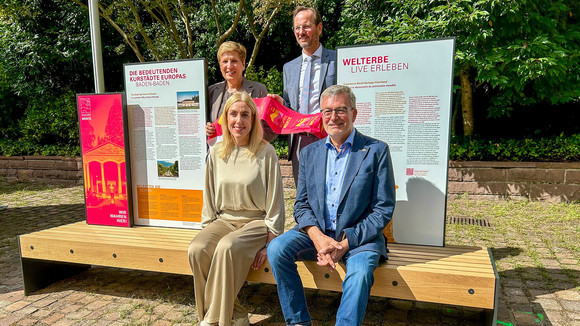 Welterbe WahreWunderBänke in Baden-Baden Ministerin Nicole Razavi MdL (hinten links) und Baden-Badens Erster Bürgermeister Alexander Wieland (hinten rechts) weihen gemeinsam mit Cornelia von Loga MdL (vorne links) und Hans-Peter Behrens MdL (vorne rechts) die WahreWunderBänke in Baden-Baden ein.