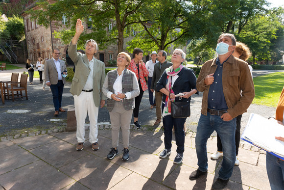 Ministerin Nicole Razavi MdL (2. von links) besichtigt die Schlossanlage der Rüdt von Collenberg in Buchen-Bödigheim. 