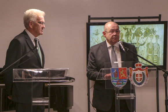Delegationsreise Kretschmann besucht Südosteuropa Ministerpräsident Winfried Kretschmann (l.) und der Präsident des Parlaments der Autonomen Provinz Vojvodina, István Pásztor (r.) bei einem Abendempfangam 17. April 2018 in Novi Sad