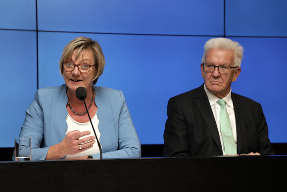 Pressekonferenz Entwurf des Doppelhaushaltes für 2020 und 2021 beschlossen Ministerpräsident Winfried Kretschmann (r.) und Finanzministerin Edith Sitzmann (l.) bei der Regierungspressekonferenz (Bild: Staatsministerium Baden-Württemberg)