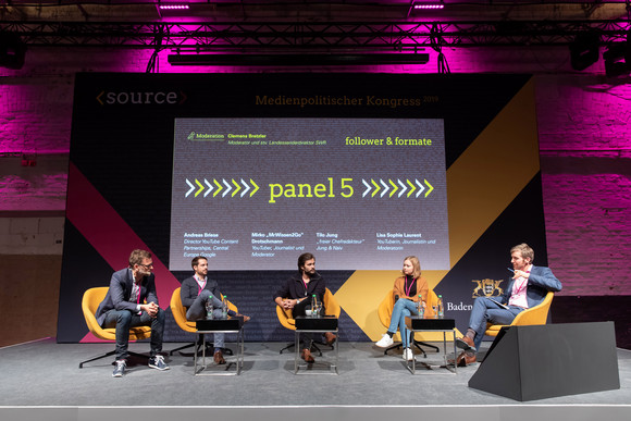 Kongress Source – Medienpolitischer Kongress der Landesregierung Panel 5 (Follower & Formate): Gesprächsrunde mit (v.l.n.r.) Andreas Briese, Mirko „MrWissen2Go“ Drotschmann, Tilo Jung, Lisa Sophie Laurent und Moderator Clemens Bratzler (Bild: Staatsministerium Baden-Württemberg)