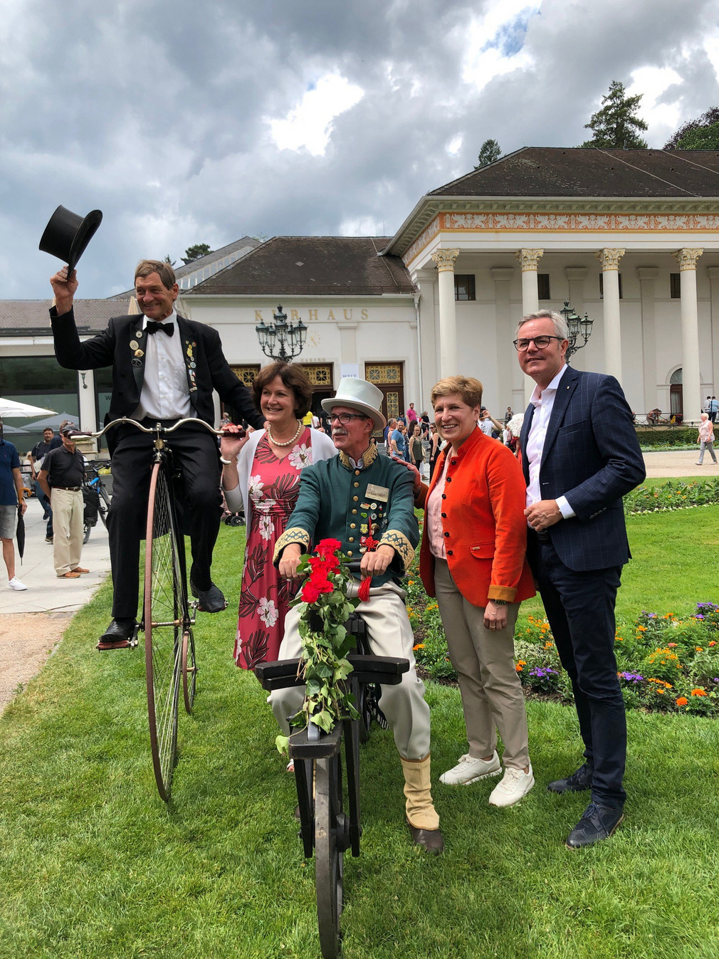 Oberbürgermeisterin a.D. Margret Mergen, Ministerin Nicole Razavi MdL und Tobias Wald MdL (v.l.n.r.) mit historischen Darstellern beim Welterbefest in Baden-Baden