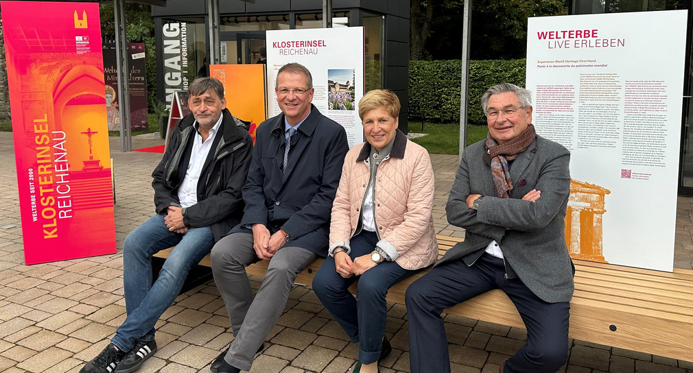 Von links: Prof. Dr. Claus Wolf, Präsident des Landesamt für Denkmalpflege im Regierungspräsidium Stuttgart, Dr. Wolfgang Zoll, Bürgermeister Gemeinde Reichenau, Nicole Razavi MdL, Ministerin für Landesentwicklung und Wohnen, Karl Wehrle, Vorstandsvorsitzender Stiftung Welterbe Klosterinsel Reichenau