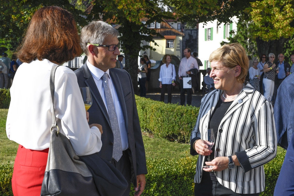 Ministerin Nicole Razavi MdL steht gemeinsam mit dem Bürgermeister von Meersburg Herrn Scherer und seiner Frau im Garten des Schlosses von Meersburg