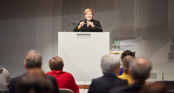 Die Ministerin für Landesentwicklung und Wohnen, Nicole Razavi MdL, begrüßt die Teilnehmerinnen und Teilnehmer der Veranstaltung „Das Flächensparziel der Landesregierung im Rahmen des neuen Landesentwicklungsplanes – Wie erreichen wir die Netto-Null?“ 