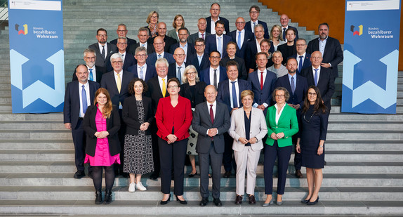 Abschlussfoto beim Wohnbaugipfel in Berlin