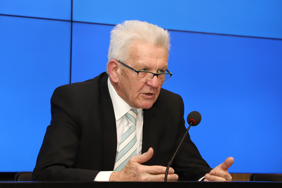 Pressekonferenz Landesregierung nimmt bei Innovation Tempo auf Ministerpräsident Winfried Kretschmann (Bild: Staatsministerium Baden-Württemberg)