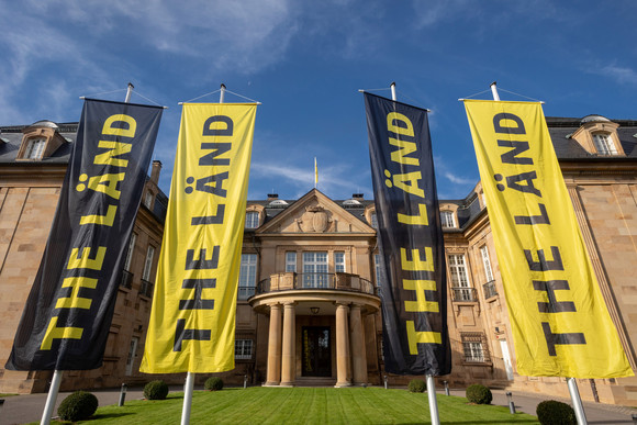 Imagekampagne Baden-Württemberg ist „THE LÄND“ Vier Fahnen mit der Aufschrift „THE LÄND“ vor der Villa Reitzenstein in Stuttgart