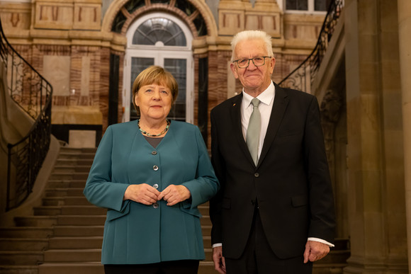 Bundeskanzlerin a. D. Dr. Angela Merkel (links) und Ministerpräsident Winfried Kretschmann (rechts)