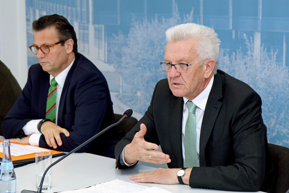 Pressekonferenz Frostschäden und EU-Donauraum-Strategie Ministerpräsident Winfried Kretschmann (r.) und der Minister für Ländlichen Raum und Verbraucherschutz, Peter Hauk (l.)