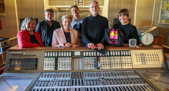Ministerin Nicole Razavi MdL besichtigt das MPS Studio in Villingen-Schwenningen.