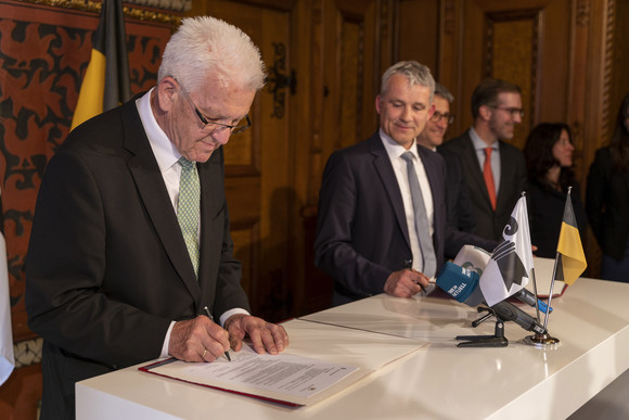 Europa Kretschmann auf Delegationsreise in der Schweiz Ministerpräsident Winfried Kretschmann (links) und Regierungspräsident Beat Jans (rechts) bei der Unterzeichnung einer Gemeinsamen Absichtserklärung zur Zusammenarbeit zwischen Baden-Württemberg und Basel-Stadt in Zukunftsbereichen.