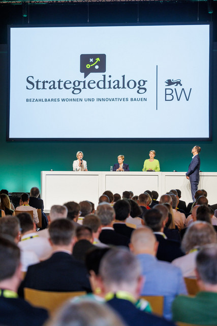 Wohnen und Bauen Zweite Jahresveranstaltung des Strategiedialogs Wohnen und Bauen Vorstellung der Highlights der Themensäulen durch Ministerin Nicole Razavi (Mitte), Ministerin Dr. Nicole Hoffmeister Kraut (links) und Staatssekretärin Andrea Lindlohr (rechts)
