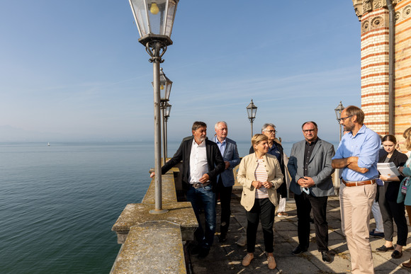 Ministerin Nicole Razavi MdL besichtigt die Ufermauer des Schlosses Montfort in Langenargen. Von links: Prof. Dr. Claus Wolf (Präsident Landesamt für Denkmalpflege), August Schuler MdL, Nicole Razavi MdL (Ministerin für Landesentwicklung und Wohnen), Albrecht Weber (Architekt), Klaus Hoher MdL, Ole Münder (Bürgermeister Langenargen)