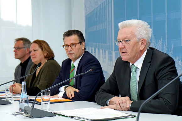 Pressekonferenz Frostschäden und EU-Donauraum-Strategie v.r.n.l.: Ministerpräsident Winfried Kretschmann, der Minister für Ländlichen Raum und Verbraucherschutz, Peter Hauk, Staatssekretärin Theresa Schopper und Regierungssprecher Rudi Hoogvliet