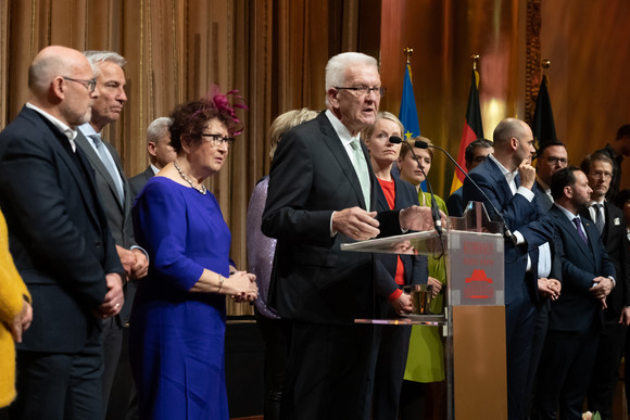 Empfang Neujahrsempfang der Landesregierung Ministerpräsident Winfried Kretschmann (Mitte) bei seiner Ansprache, neben ihm seine Ehefrau Gerlinde und Mitglieder der Landesregierung.