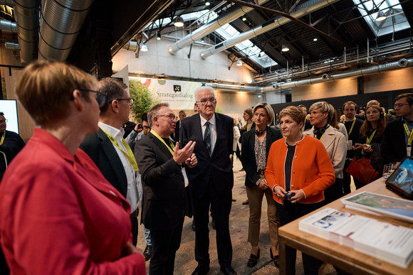 Rundgang beim Strategiedialog „Bezahlbares Wohnen und innovatives Bauen“