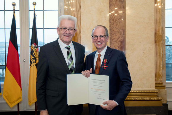 Auszeichnung Bundesverdienstkreuz für Rainer Reichhold Ministerpräsident Winfried Kretschmann (l.) und Rainer Reichhold (r.)