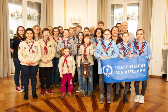 Aktion Pfadfinder übergeben Friedenslicht Staatsministerin Theresa Schopper mit einer Delegation von Pfadfinderinnen und Pfadfindern anlässlich der Übergabe des diesjährigen Friedenslichts. (Bild: Staatsministerim Baden-Württemberg)
