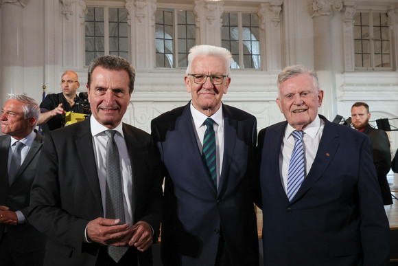 Festakt 75. Geburtstag von Ministerpräsident Winfried Kretschmann Ministerpräsident Winfried Kretschmann (Mitte) mit seinen Amtsvorgängern Günther H. Oettinger (links) und Erwin Teufel (rechts)