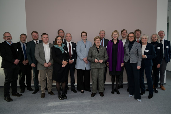 Bauministerkonferenz Fotos der 141. Bauministerkonferenz Am 25. November 2022 hat die Konferenz der für Städtebau-, Bau- und Wohnungswesen zuständigen Ministerinnen und Minister und Senatorinnen und Senatoren der Länder im Deutschen Institut für Bautechnik in Berlin stattgefunden.
