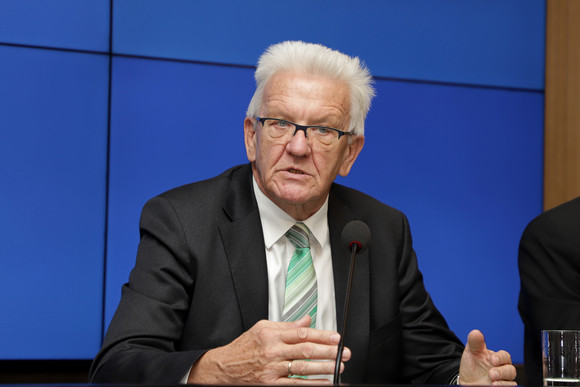 Pressekonferenz Kabinett beschließt Eckpunktepapier zum Volksbegehren Ministerpräsident Winfried Kretschmann bei der Regierungspressekonferenz (Bild: Staatsministerium Baden-Württemberg)