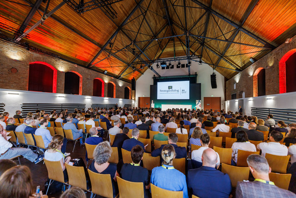 Wohnen und Bauen Zweite Jahresveranstaltung des Strategiedialogs Wohnen und Bauen Blick in die Phoenixhalle im Römerkastell Stuttgart während der Rede von Ministerpräsident Winfried Kretschmann (hinten)