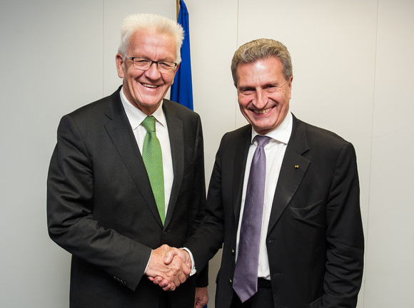 Europa Kretschmann zu Antrittsbesuch in Brüssel Ministerpräsident Winfried Kretschmann (l.) und EU-Kommissar Günther Oettinger (r.) (Foto: Vertretung des Landes Baden-Württemberg bei der Europäischen Union/FKPH)