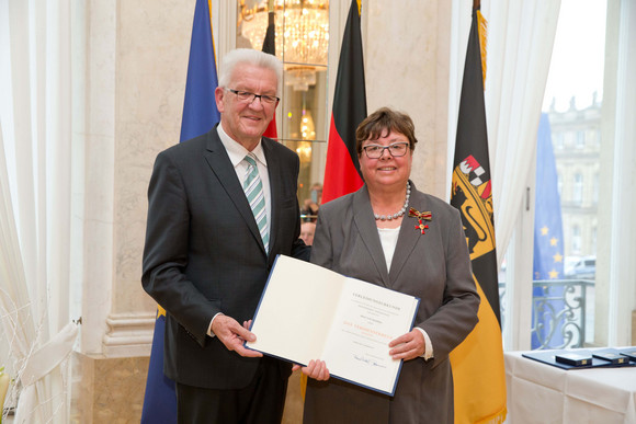 Tag des Ehrenamtes Kretschmann würdigt besonderes ehrenamtliches Engagement Ministerpräsident Winfried Kretschmann (l.) und Ute Hommel (r.)