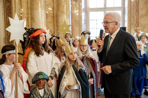 Aktion Dreikönigssingen Kretschmann empfängt Sternsingergruppen Ministerpräsident Winfried Kretschmann beim Sternsingerempfang im Neuen Schloss (Bild: Staatsministerium Baden-Württemberg)