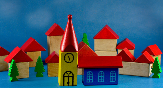 Kirche und Häuser aus Bauklötzen