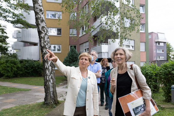 Ministerin Nicole Razavi MdL (links) besucht die Wohnhochhausgruppe „Romeo und Julia“ in Stuttgart-Zuffenhausen