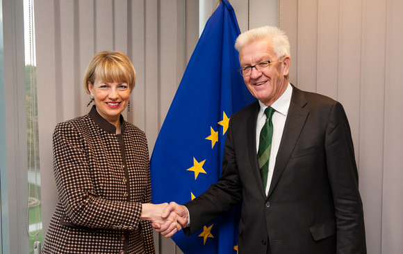 Europa Kretschmann zu Antrittsbesuch in Brüssel Ministerpräsident Winfried Kretschmann (r.) und Helga Schmid, Generalsekretärin des EU-Auswärtigen Dienstes (l.) (Quelle: Vertretung des Landes Baden-Württemberg bei der Europäischen Union/FKPH)