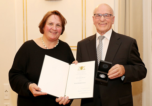 Auszeichnung Staufermedaille für German Weller Staatsministerin Theresa Schopper (l.) überreicht German Weller (r.) die Staufermedaille (Bild: Staatsministerium Baden-Württemberg)