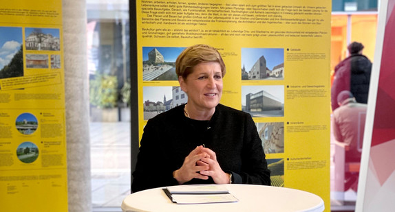 Ministerin Nicole Razavi MdL eröffnet die Ausstellung „Wir bauen BW – 70 Jahre Baukultur in Baden-Württemberg“ in Ulm.