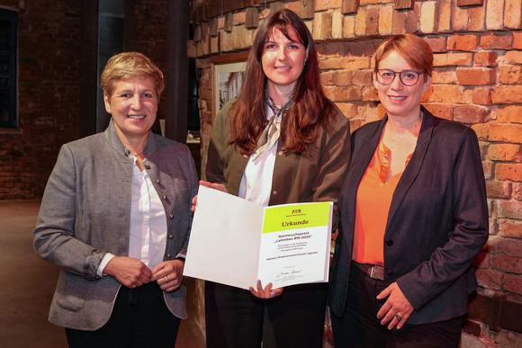 v.l.: Ministerin Nicole Razavi MdL, Preisträgerin des Nachwuchspreises Lehmbau BW Annika Schürk, Staassekretärin Andrea Lindlohr MdL