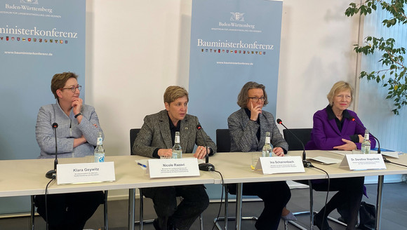Bauministerkonferenz Fotos der 141. Bauministerkonferenz Am 25. November 2022 hat die Konferenz der für Städtebau-, Bau- und Wohnungswesen zuständigen Ministerinnen und Minister und Senatorinnen und Senatoren der Länder im Deutschen Institut für Bautechnik in Berlin stattgefunden.