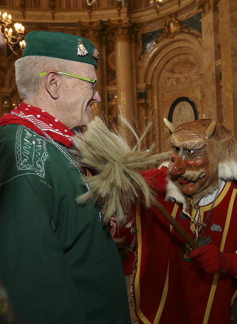 Fastnacht Närrischer Staatsempfang der Landesregierung Ministerpräsident Winfried Kretschmann (l.) mit einem Narr