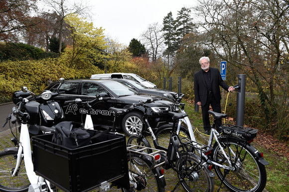 Dienstfahrzeugflotte Staatsministerium setzt auf alternative Antriebe Staatsminister Klaus-Peter Murawski bei der Vorstellung der Dienstfahrzeugflotte mit alternativem Antrieb des Staatsministeriums