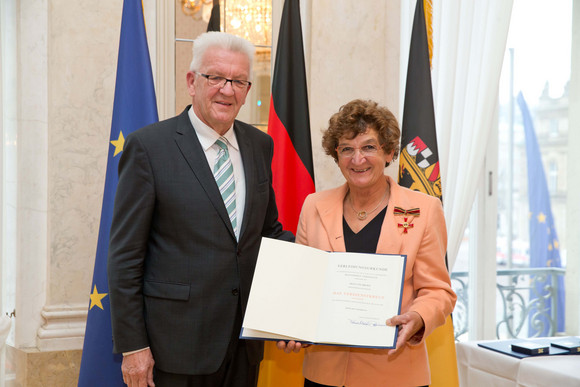 Tag des Ehrenamtes Kretschmann würdigt besonderes ehrenamtliches Engagement Ministerpräsident Winfried Kretschmann (l.) und Ute Drews (r.)